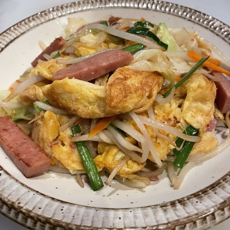 フーチャンプルー。麩とポーク・もやし・キャベツ・卵の炒め物