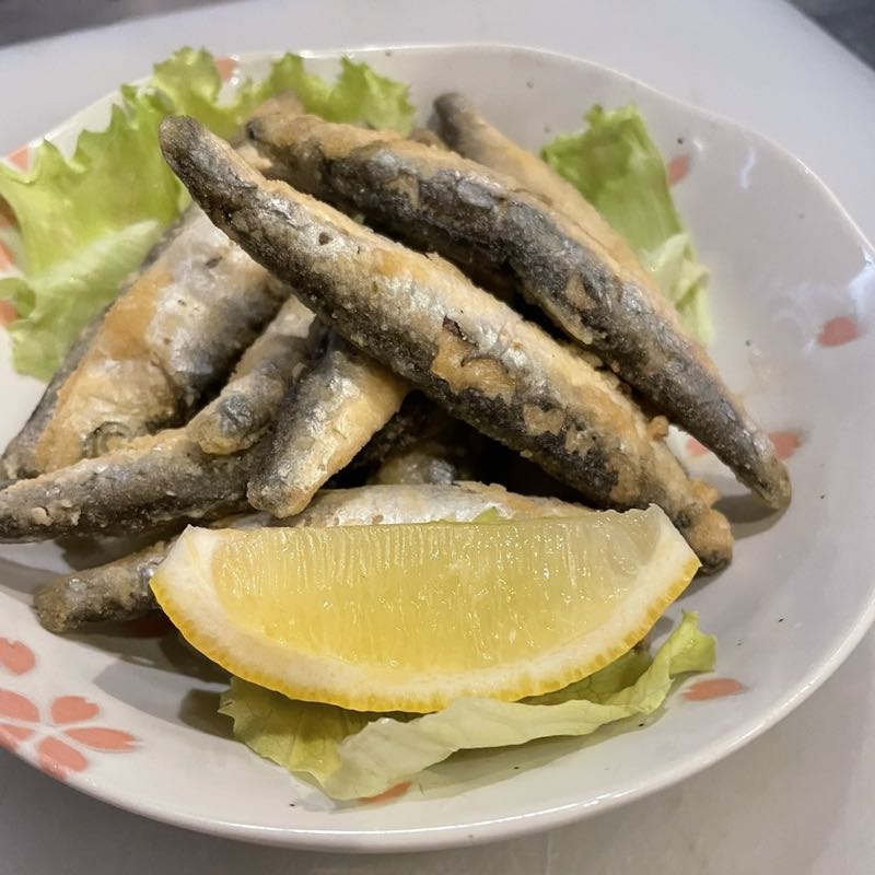 小魚のからあげ。レモンを添えた一皿